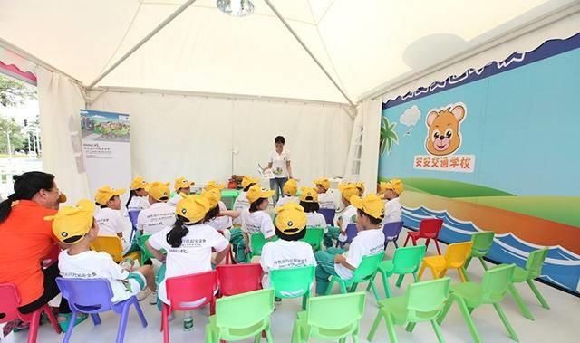  角度|最怕孩子马路上乱跑，公交车盲区实验，让你用司机角度看看多危险