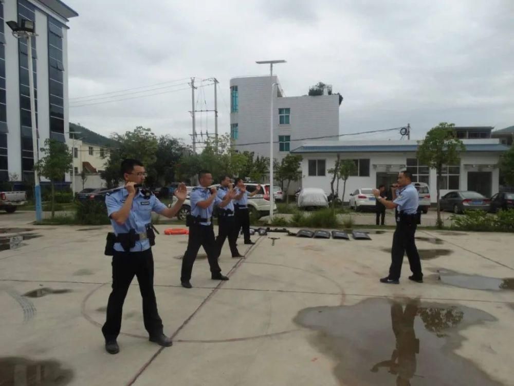 民警|3分钟，民警从持刀歹徒手中救下一女子