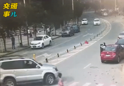  人行横道|行人不走斑马线横穿马路被撞，交警：负主要责任