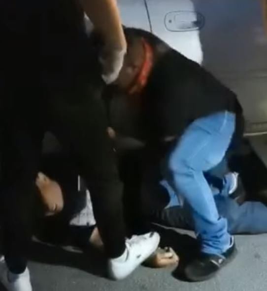 拖出|中国女子遭马来歹徒当街拖拽，从酒吧被拖出门外，大声呼救得援手