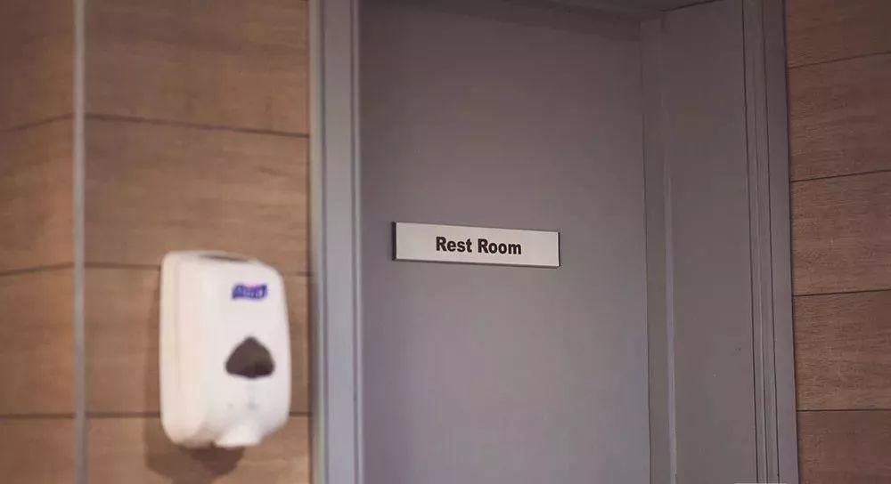 早好|为什么住酒店时,要倒一壶开水在马桶里?看完恍然大悟,早知早好