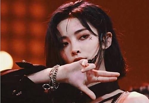 救场|青你决赛学员麦不慎掉落,谁注意许佳琪的举动?堪称教科书式救场