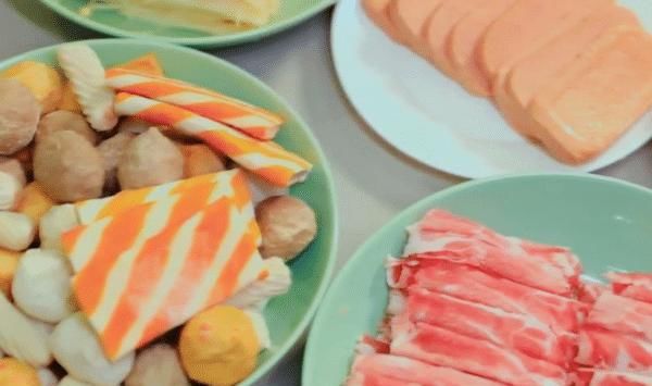  郑爽|吃火锅谭松韵张新成夹肉吃，谁留意郑爽的碗？佩服她的自律