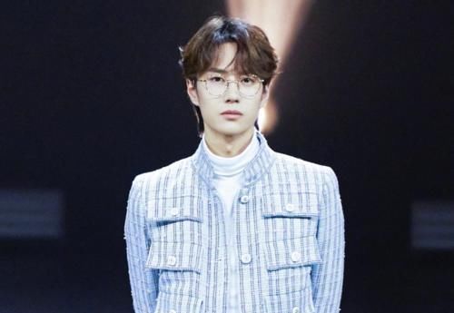  东西|王一博失去“香菜”后，看清粉丝手上拿的东西时，我笑了