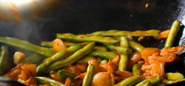  焖饭|大厨教你用豆角做懒人焖饭，简单又美味，看得流口水