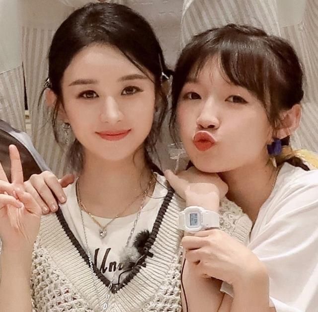 李浩菲|《中餐厅》杀青,李浩菲晒出合照,赵丽颖与90后合照颜值不输