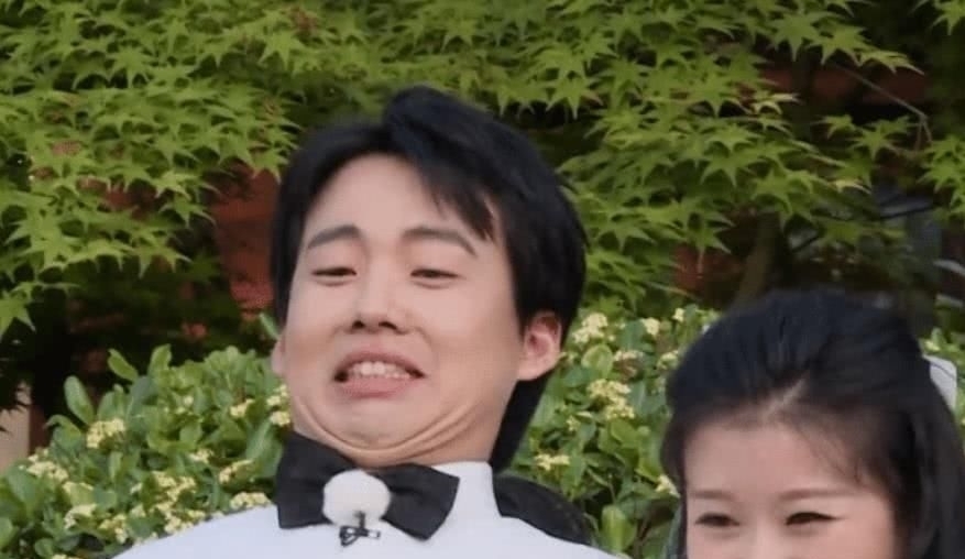 挡住|郭麒麟节目被郑恺扯掉裤子,嘉宾们哄笑,却有一人帮郭麒麟挡住