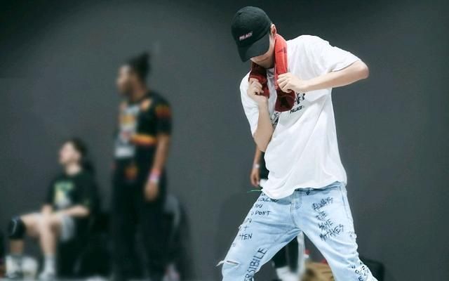  舞步|王一博扭着hiphop律动舞步, 既奇怪又嘚瑟, 网友以为脚崴了