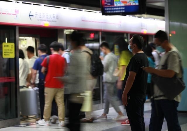 咸猪|为了抓住地铁里的“咸猪手”，“猎狼”民警在行动！