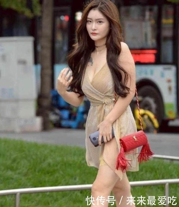 美女|美女街拍：青春灵动的打底裤美女，打造出曼妙身材，气场十足！