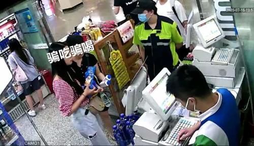 拉黑|地铁站有人称钱包丢了向你“借钱”?有乘客好心借了,结果被拉黑