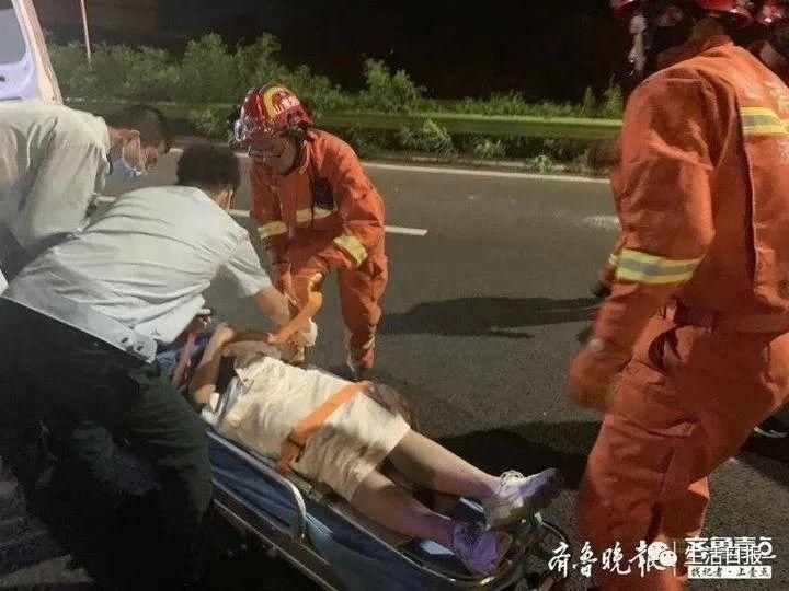  小轿车|济南二环南高架一货车追尾小轿车,致其严重变形!一男一女被困