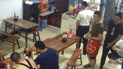  面馆|凌晨早餐店来了一个“黑衣男”！当着消防员的面做“这种事”