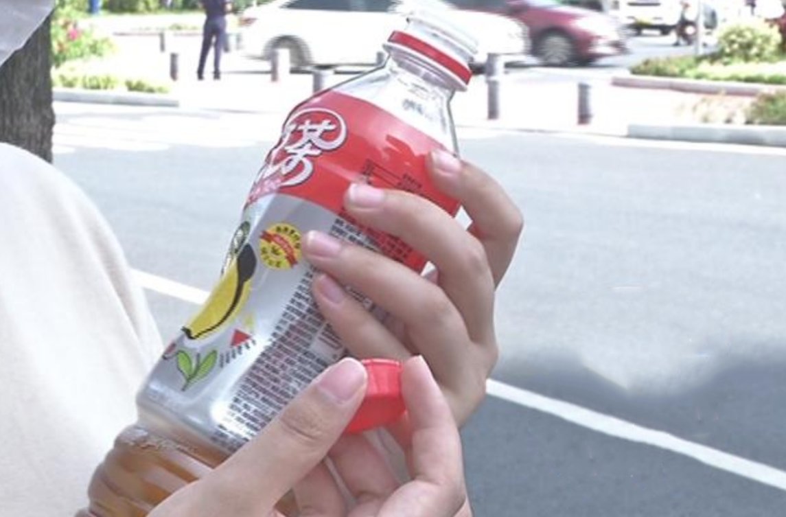 统一冰红茶|姑娘买了瓶“冰红茶”，竟发现瓶口有污垢泥巴，厂家：你中奖了