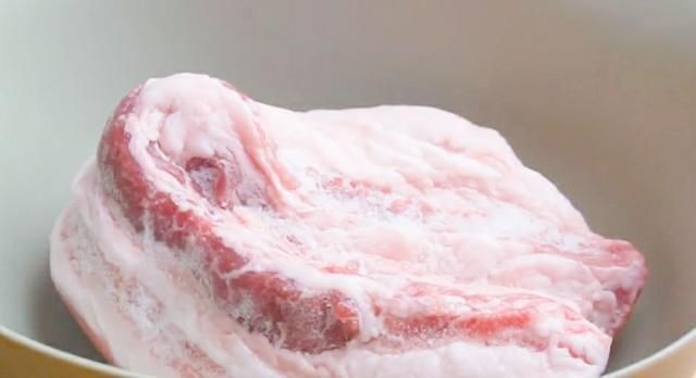  将其|猪肉解冻？很多人第一步就做错了，难怪猪肉解冻慢，赶紧告诉家人