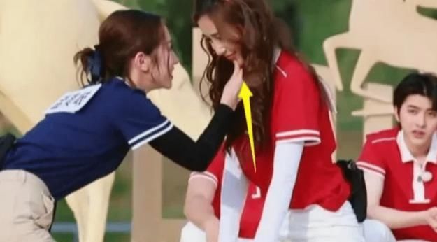  baby|baby被孟美岐“捏下巴”，谁注意她下意识动作？生怕被碰坏的样子