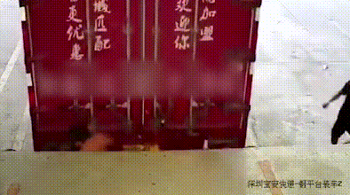  司机|男子指挥倒车出意外，被挤压到墙上痛苦不堪