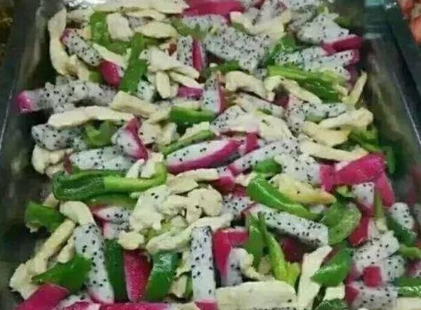  学校食堂|有一种“绝望”叫学校食堂，青椒炒月饼忍了，看到最后我放弃了！