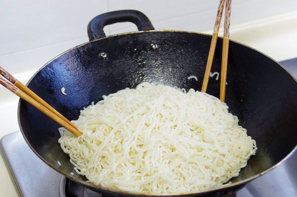  好吃|肉罐头拌面，方便快捷又好吃