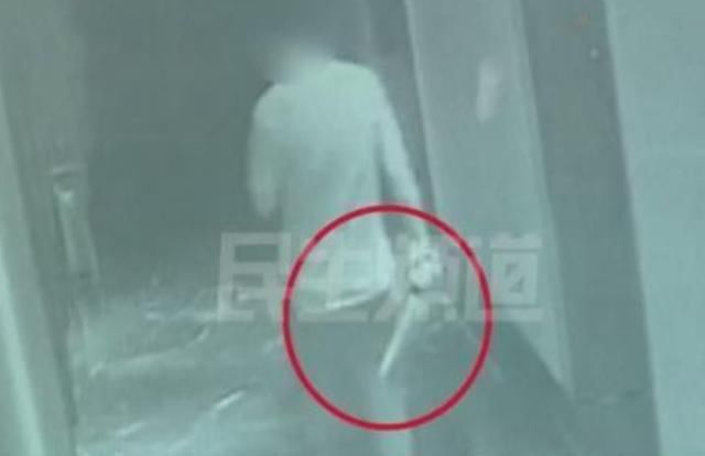 睡醒|姑娘足疗店过夜,睡醒后脖子上架了把刀,店员还提出过分的要求