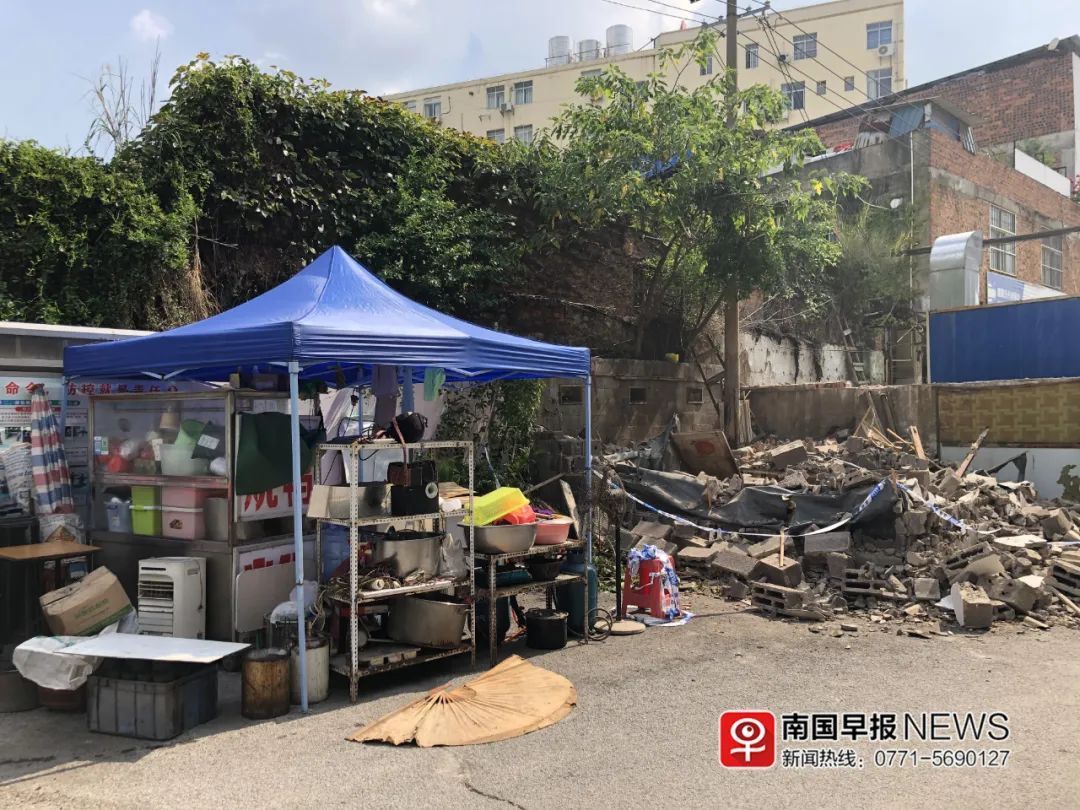 违章建筑|南宁一烧鸭店被拆后，老板现场秒变“钢琴王子”…