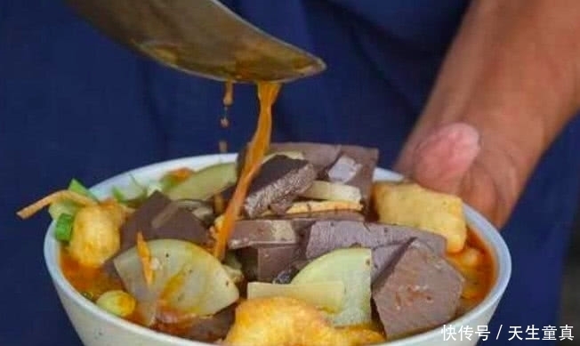 大老远|大叔路边架一口锅卖小吃,十块钱一大碗,大老远的人都排队来买