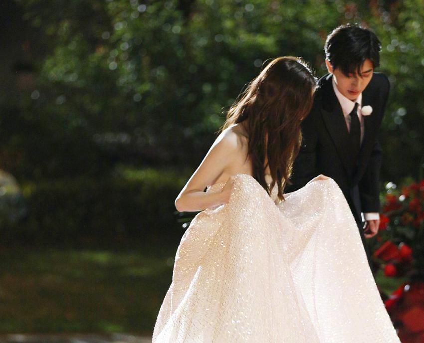  VS|《奔跑吧》郑恺VS蔡徐坤，同样是撩baby裙子，差别咋就这么大？