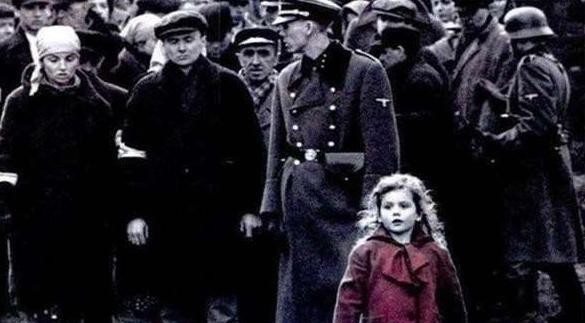 成免|德国士兵让5岁犹太人女孩躺地上,拍一张照片,多年后成免死金牌