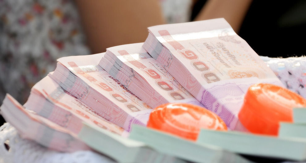 女方父母|为何现在彩礼越来越高，轻则10万，重则50万，最后钱都去哪了？