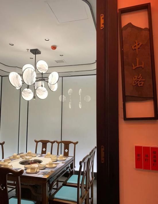  成网|邓伦开火锅店成网红打卡点 装修红火挂满红灯笼