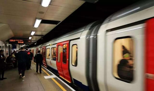  出门|周末出门乘地铁，孩子当心这几个安全常识，遇到紧急情况勿惊慌