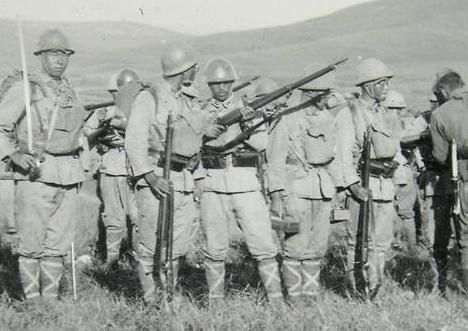 日本鬼子|日本鬼子老照片:图二是鬼子的合影,图四众鬼子看姑娘缝衣服