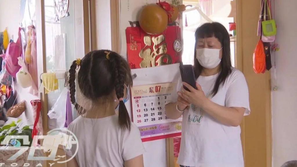  新区居民|三天打赏主播两万元！把手机交给九岁娃后，父母懵了