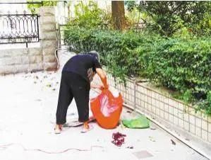 回家|老人总爱把垃圾捡回家！网友崩溃：家里都成废品站了