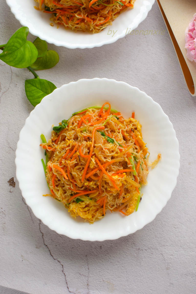  炒有|夏季早餐我从不出去吃，鸡蛋加米粉，简单一炒有饭也有菜