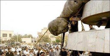 伊拉克|这个人是第一个拿大锤砸萨达姆的雕像,如今他穷困潦倒,后悔莫及!