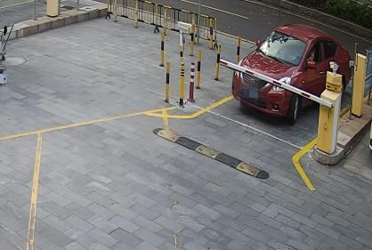  女子|危急！轿车失控，顺德一女子被夹晕