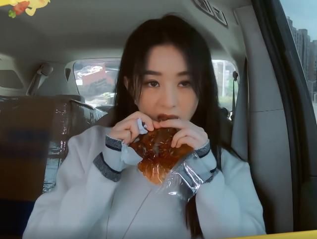  否认|赵丽颖被问是不是吃货，斩钉截铁做出否认，随后举动看呆观众