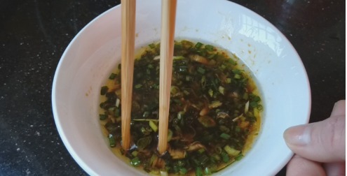 客家|做白切鸡是蒸还是水煮?教你客家正宗做法,2种蘸料,吃着最美味