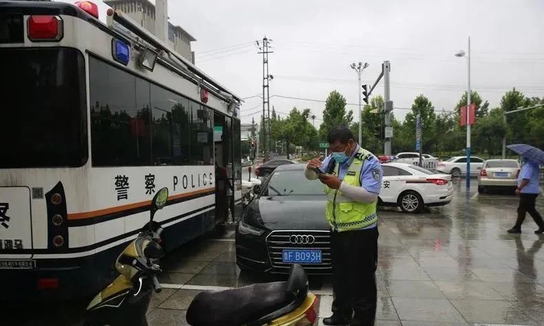  电动|一致好评丨招远交警冒雨走上街头帮电动自行车上牌!