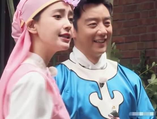  郑恺|郑恺抱着baby演戏，谁注意他手搂哪？这是对老婆最大的尊重