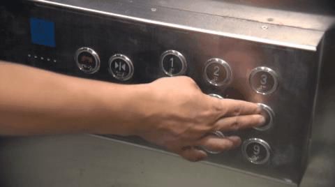  故障|金山一台电梯突然停运...但被困电梯里的人却一点不害怕？