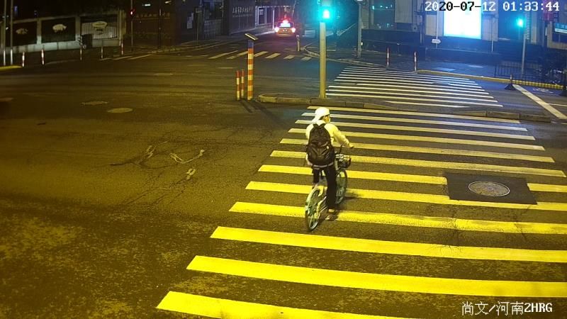 嚣张|小偷夜闯打烊面馆，得手后还和看店猫咪嚣张互动……