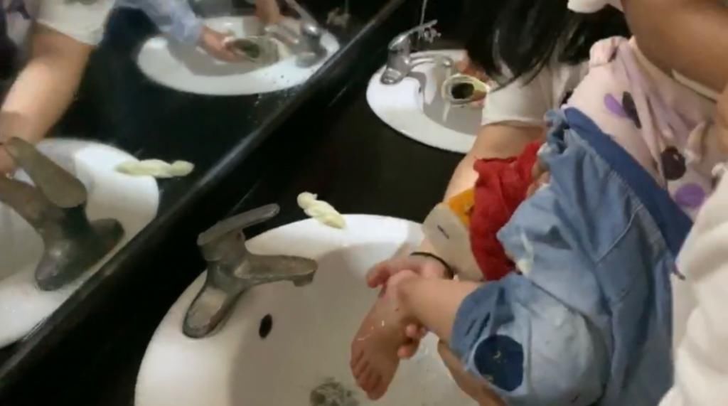  消防人员|@各位家长！无论何时何地，一定要看管好你的孩子！