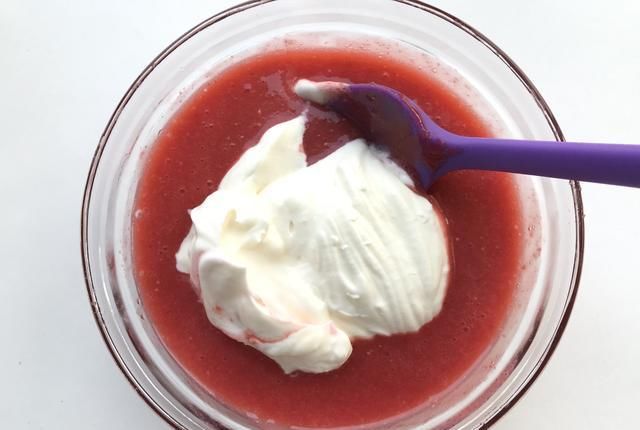 操作|法式甜点草莓慕斯,颜值高口味赞,操作非常简单,跟我一起做起来