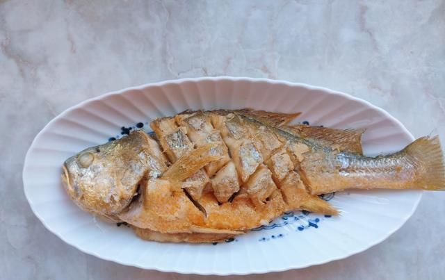 大黄鱼|红烧鱼这样做,鲜香无腥味,解馋又下饭,全家人都抢着吃