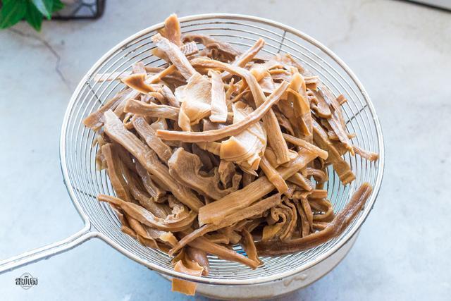 干笋炒腊肠|晚上只烧了1道菜,两个人吃了1锅饭,老公说这种吃法不胖才怪