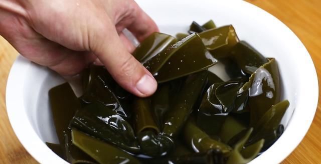  大厨|大厨教你如何炖海带排骨汤，掌握这个小技巧，汤浓肉又鲜