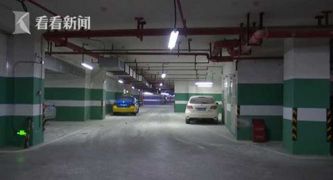  记者|两小孩乱弄灭火器 小区地下车库里车辆全白了头