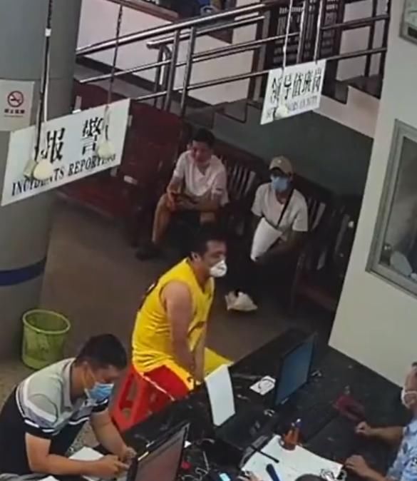  担责|男子在女儿出生第二天自首，临别摸头回望不舍，想告诉女儿爸爸是个愿意担责的人